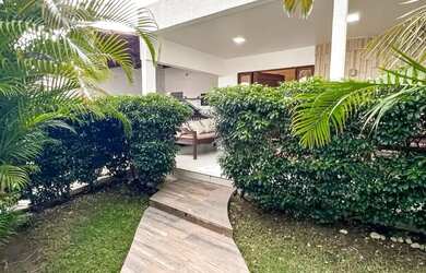 Imagem: A casa possui 4 Dormitórios, 3 Banheiros, 2 Vagas na garagem