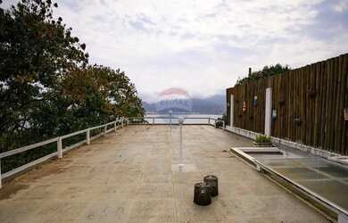 Imagem: A casa possui 4 Dormitórios, 5 Banheiros, 2 Vagas na garagem