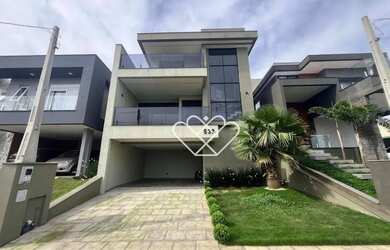 Imagem: A casa em condomínio possui 4 Dormitórios, 4 Banheiros, 4