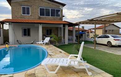 Imagem: A casa possui 5 Dormitórios, Acomodam 20 pessoas e 3 Vagas