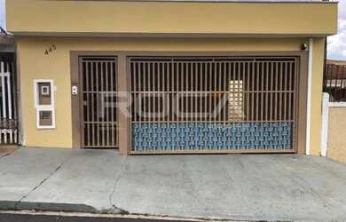 Imagem: A casa possui 2 Dormitórios, 1 Banheiro, 2 Vagas na garagem