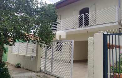 Imagem: A casa possui 3 Dormitórios, 2 Banheiros, 3 Vagas na garagem