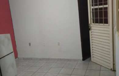 Imagem: A casa possui 1 Dormitório, 1 Banheiro e está localizado