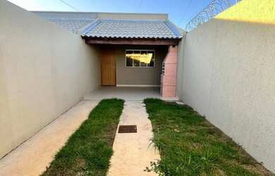 Imagem: A casa possui 2 Dormitórios, 1 Banheiro, 2 Vagas na garagem