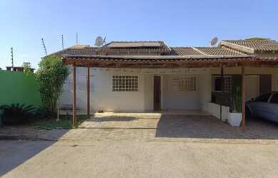 Imagem: A casa possui 3 Dormitórios, 1 Banheiro, 2 Vagas na garagem