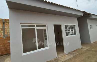 Imagem: A casa possui 1 Dormitório, 1 Banheiro, 2 Vagas na garagem