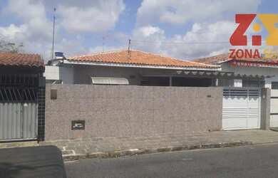 Imagem: A casa possui 3 Dormitórios, 2 Banheiros, 2 Vagas na garagem