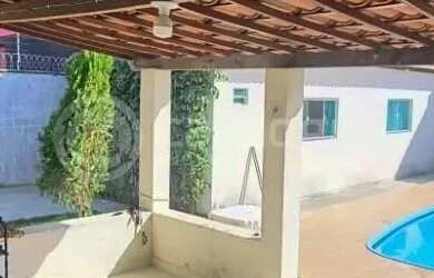 Imagem: A casa possui 3 Dormitórios, 2 Banheiros, 2 Vagas na garagem