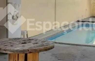 Imagem: A casa possui 4 Dormitórios, 2 Banheiros, 5 Vagas na garagem