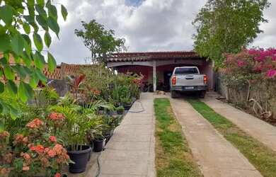 Imagem: A casa possui 4 Dormitórios, 2 Banheiros, 1 Vaga na garagem