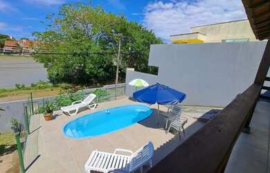 Imagem: A casa possui 4 Dormitórios, Acomodam 12 pessoas, 3 Vagas na