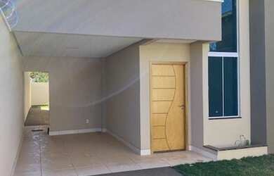 Imagem: A casa possui 3 Dormitórios, 2 Banheiros, 2 Vagas na garagem