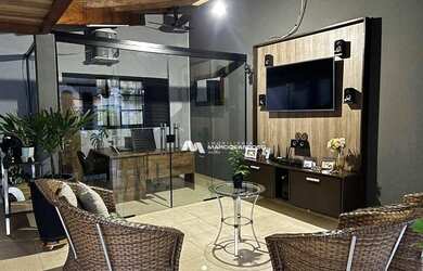 Imagem: A casa possui 2 Dormitórios, 2 Banheiros, 3 Vagas na garagem