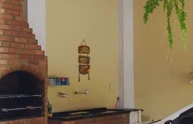 Imagem: A casa possui 1 Dormitório, 1 Banheiro, 2 Vagas na garagem