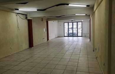 Imagem: O depósito possui 3 Vagas na garagem, 250m² de Área e está