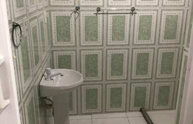 Imagem: A casa possui 1 Dormitório, 1 Banheiro, 1 Vaga na garagem