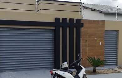 Imagem: A casa possui 3 Dormitórios, 3 Banheiros, 2 Vagas na garagem