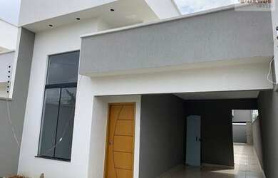 Imagem: A casa possui 3 Dormitórios, 2 Banheiros, 3 Vagas na garagem