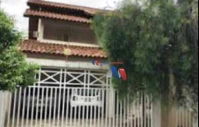 Imagem: A casa possui 3 Dormitórios, 3 Banheiros, 4 Vagas na garagem