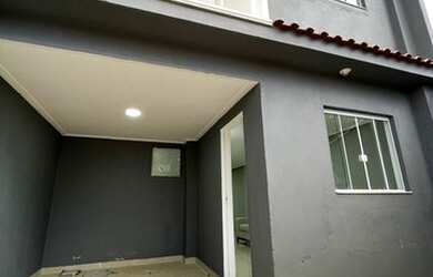 Imagem: A casa possui 3 Dormitórios, 2 Banheiros, 1 Vaga na garagem