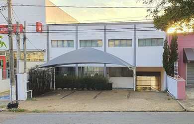 Imagem: O depósito possui 5 Vagas na garagem e 294m² de Área e está