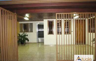 Imagem: A casa possui 2 Dormitórios, 1 Banheiro, 1 Vaga na garagem