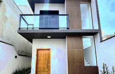 Imagem: A casa possui 3 Dormitórios, 2 Banheiros, 2 Vagas na garagem