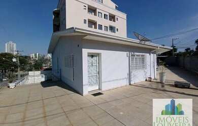 Imagem: A casa possui 3 Dormitórios, 2 Banheiros, 5 Vagas na garagem