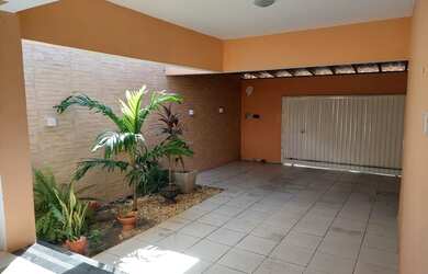 Imagem: A casa possui 4 Dormitórios, 3 Banheiros, 3 Vagas na garagem