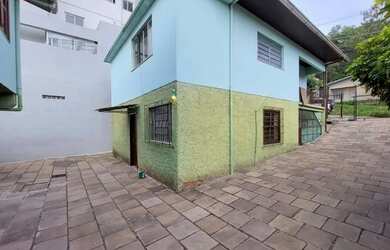 Imagem: A casa possui 3 Dormitórios, 1 Banheiro, 1 Vaga na garagem