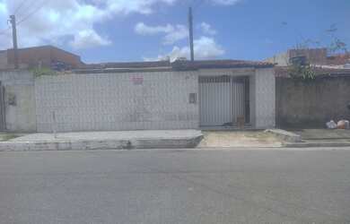 Imagem: A casa possui 3 Dormitórios, 2 Banheiros, 1 Vaga na garagem