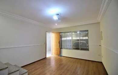 Imagem: A casa possui 4 Dormitórios, 2 Banheiros, 5 Vagas na garagem