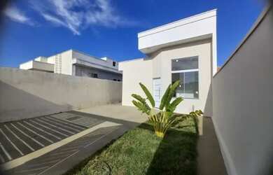 Imagem: A casa possui 3 Dormitórios, 2 Banheiros, 3 Vagas na garagem