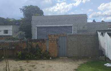 Imagem: A casa possui 5 Dormitórios, 1 Banheiro, 4 Vagas na garagem