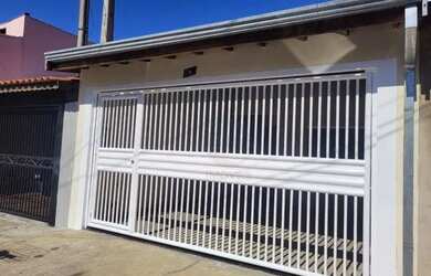 Imagem: A casa possui 3 Dormitórios, 2 Banheiros, 2 Vagas na garagem