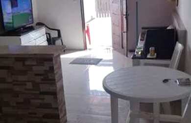 Imagem: A casa possui 1 Dormitório, 1 Banheiro, 1 Vaga na garagem e