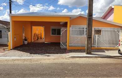 Imagem: A casa possui 3 Dormitórios, 3 Banheiros, 2 Vagas na garagem