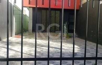 Imagem: A casa possui 3 Dormitórios, 3 Banheiros, 4 Vagas na garagem