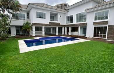 Imagem: A casa em condomínio possui 5 Dormitórios, 5 Banheiros, 4