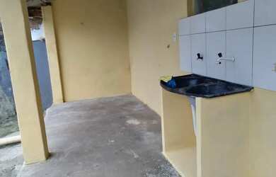 Imagem: A casa possui 3 Dormitórios e 1 Banheiro e está localizado