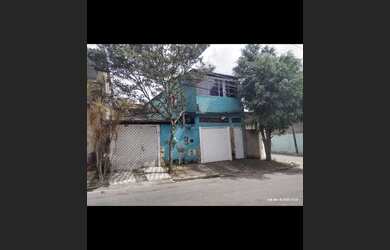 Imagem: A casa possui 3 Dormitórios, 2 Banheiros, 2 Vagas na garagem