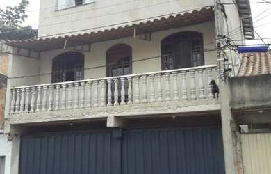 Imagem: A casa possui 4 Dormitórios, 2 Banheiros, 5 Vagas na garagem