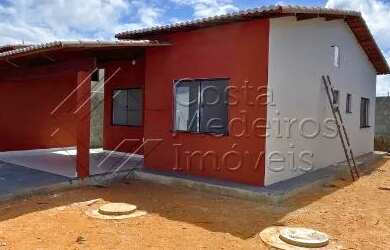 Imagem: A casa possui 2 Dormitórios, 1 Banheiro, 2 Vagas na garagem