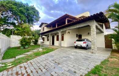 Imagem: A casa possui 4 Dormitórios, 5 Banheiros, 5 Vagas na garagem