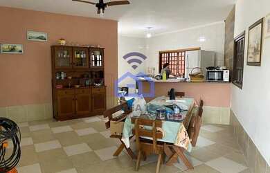 Imagem: A casa possui 3 Dormitórios, 2 Banheiros, 5 Vagas na garagem