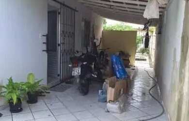 Imagem: A casa possui 3 Dormitórios, 1 Banheiro, 1 Vaga na garagem