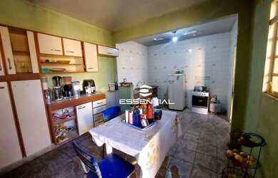 Imagem: A casa possui 3 Dormitórios, 2 Banheiros, 3 Vagas na garagem