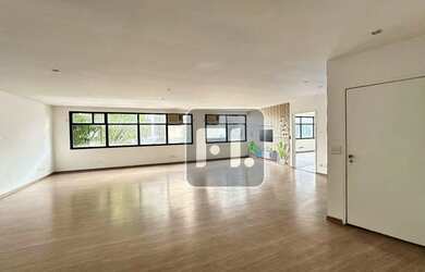 Imagem: O depósito possui 4 Vagas na garagem, 150m² de Área e está