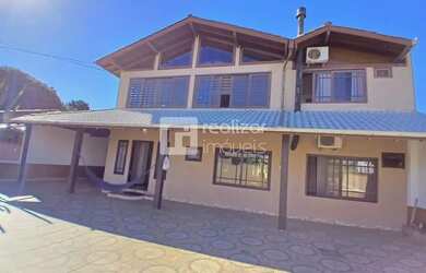 Imagem: A casa possui 5 Dormitórios, 5 Banheiros, 3 Vagas na garagem