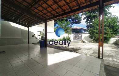 Imagem: A casa possui 4 Dormitórios, 2 Banheiros, 5 Vagas na garagem